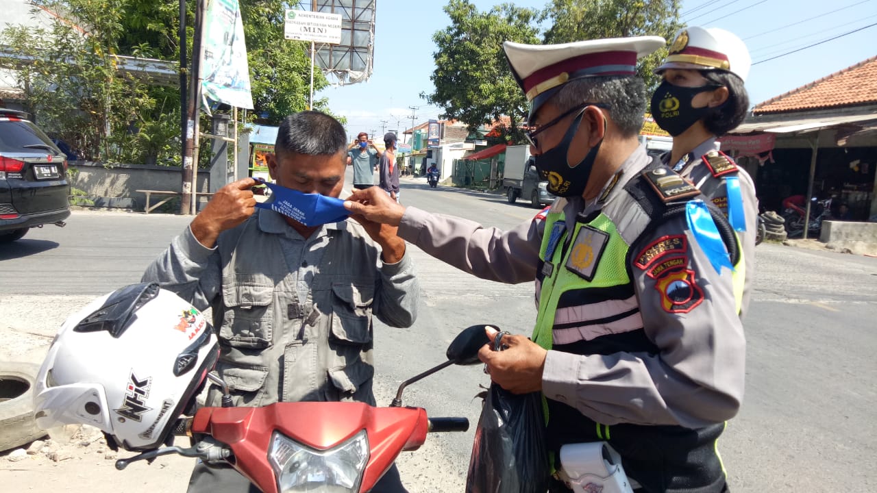 Ops Patuh Satlantas Polres Brebes Bagikan Masker Dan Berikan