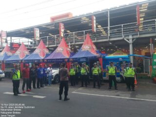 POLSEK BREBES GELAR APEL PENGAMANAN FUN WALK YOGYA BREBES