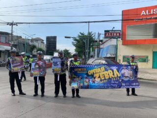 Satlantas Polres Brebes Gelar Sosialisasi Ops Zebra Candi 2025 di TL Pasar Induk Brebes