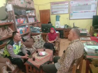 Bhabinkamtibmas Polsek Bumiayu Sambangi Warga Desa Langkap, Sampaikan Pesan Kamtibmas