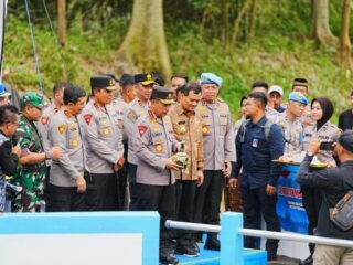 Kapolri Resmikan 19 Jembatan Merah Putih Presisi di Jateng, Perlancar Mobilitas Masyarakat   Baca artikel detiknews, "Kapolri Resmikan 19 Jembatan Merah Putih Presisi di Jateng, Perlancar Mobilitas Masyarakat"
