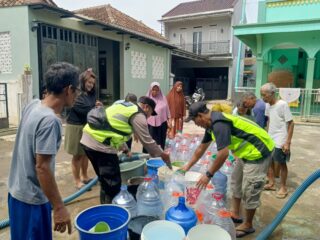 Polri Bersinergi, Bhabinkamtibmas Polsek Bumiayu Salurkan Air Bersih Pasca Banjir Sungai Keruh
