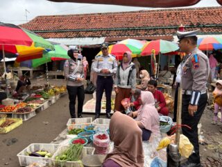 Tingkatkan Kesadaran Berkendara, Jakwir Lantas Sasar Masyarakat di Pasar Jatibarang
