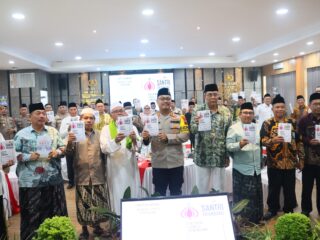 Sinergi Hadroh dan Hukum: Kapolres Brebes Luncurkan Buku "Santri Brambang", Potret Polisi Humanis dan Religius