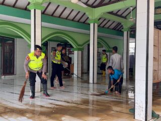 Polri Hadir: Di Banjir Losari, Sat Samapta Polres Brebes Gerak Cepat Pulihkan Fasilitas Ibadah