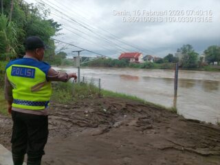 Polsek Wanasari Lakukan Pengecekan Debit Air Sungai Pemali, Status Level Kuning Terpantau Aman