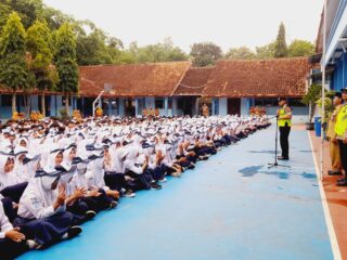 Tanamkan Disiplin dan Kesadaran Hukum, Polsek Banjarharjo Sambangi Pelajar SMP Negeri 2 Banjarharjo