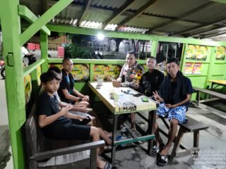 Anggota Polsek Brebes Binluh kepada Pemuda di Saditan