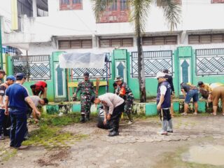 Polsek Banjarharjo Bersama Muspika Gelar Kerja Bakti di Lingkungan Masjid Al Husna Desa Banjarharjo