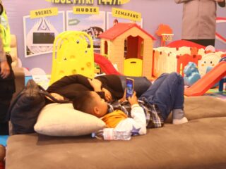 Terima Kasih Polda Jateng, Fasilitas Nyaman Valet Ride Polres Brebes Bikin Bocah Tertidur Nyenyak Saat Tunggu Keberangkatan