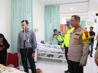 Wujud Empati, Kapolres Brebes Kuatkan Keluarga Korban Laka Maut Tol Pejagan–Pemalang
