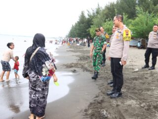 Pantau Objek Wisata Pantai, Kapolres Brebes Imbau Pengunjung Utamakan Keselamatan