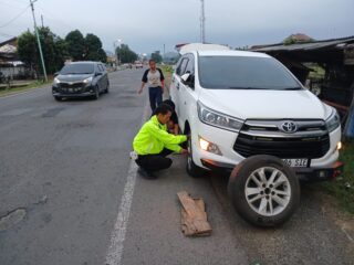 Aksi Sigap Tim Urai Songgom: Bantu Pemudik Alami Pecah Ban di Tengah Arus Balik