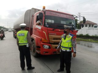 Untuk Kelancaran Arus Balik, Polda Jateng Lagi Lakukan Penyekatan Truk Sumbu Tiga di Ujung Tol Kaligawe