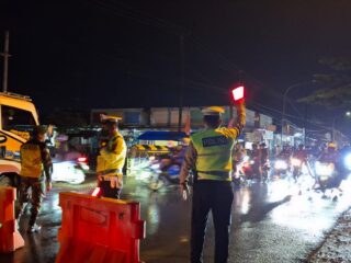 Personel Pos Pam Pintu Air Songgom Polres Brebes Lakukan Pengalihan Arus Dampak Luapan Sungai Babakan