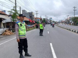 Wujud Pelayanan Polri, Personel Polsek Wanasari Amankan Kegiatan Pemakaman Warga Desa Klampok