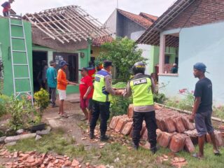 Sinergi, Polri dan Warga Banjarharjo Gotong Royong Evakuasi Rumah Roboh Akibat Hujan Deras