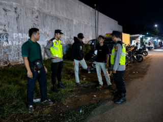 Polsek Wanasari Laksanakan Binluh Malam Hari, Ajak Warga Tingkatkan Kewaspadaan Kamtibmas