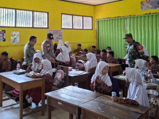 Bhabinkamtibmas Polsek Tonjong Monitoring Program Makan Bergizi Gratis di Desa Kutamendala