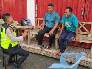 Polsek Brebes Laksanakan Binluh kepada Warga Pasarbatang, Ajak Jaga Kamtibmas Tetap Kondusif