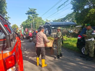 Kapolsek Jatibarang Bersama Forkopimcam dan Masyarakat Gelar Aksi Jum’at Bersih Wujudkan Brebes Asri